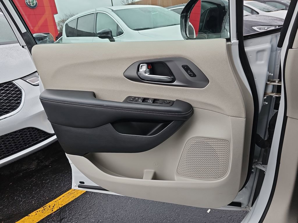 Used 2024 Chrysler Pacifica Touring-L image 27