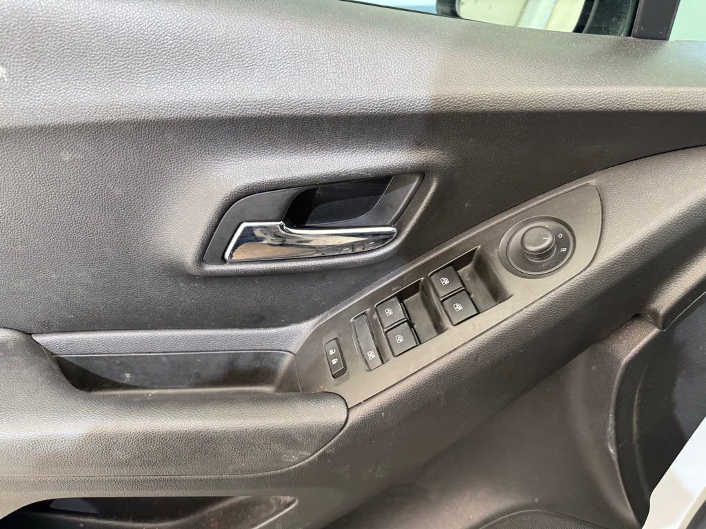 Used 2018 Chevrolet Trax LT w/ LT Convenience Package image 13
