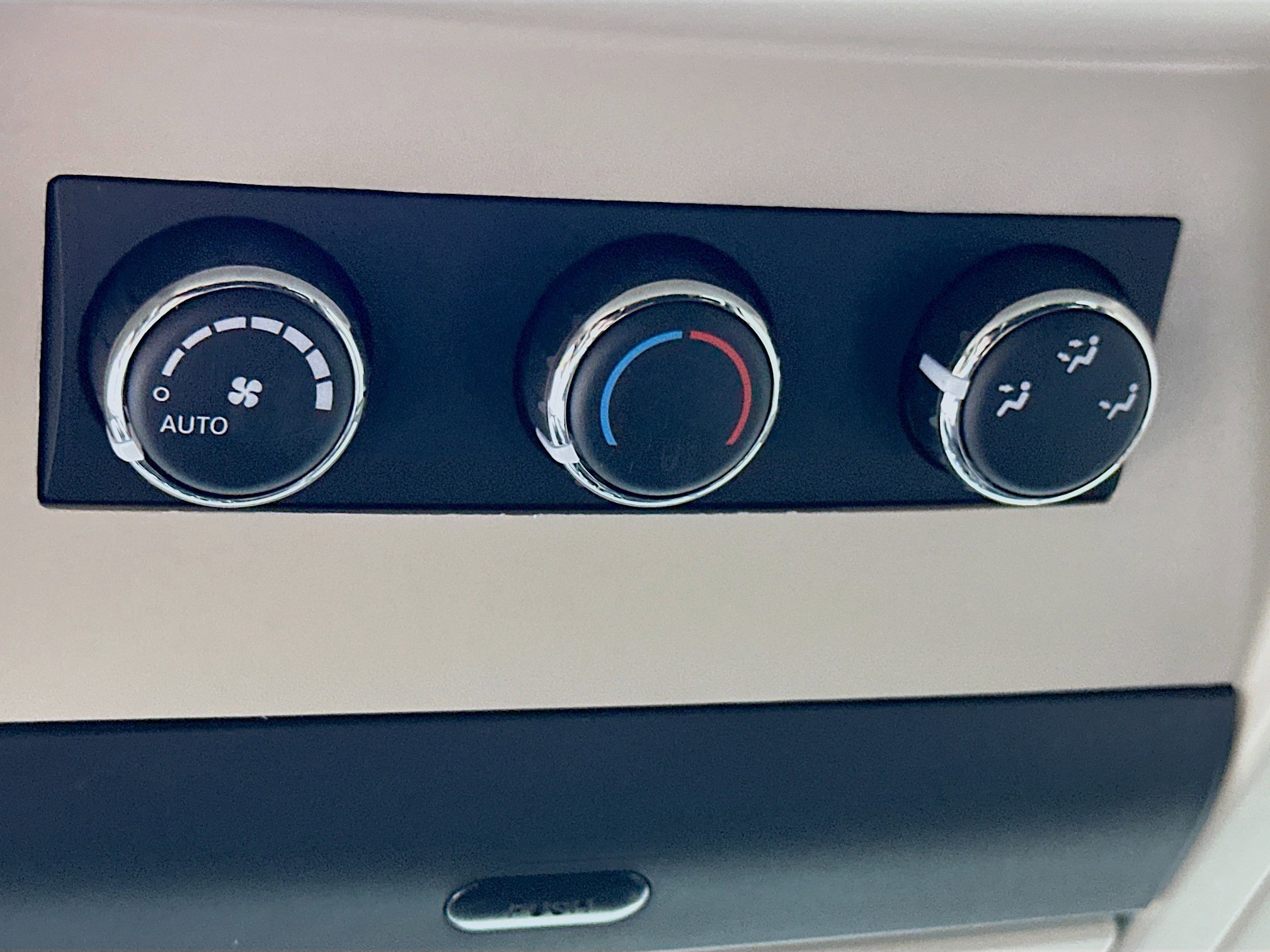 Used 2014 Chrysler Town & Country Touring FWD image 25