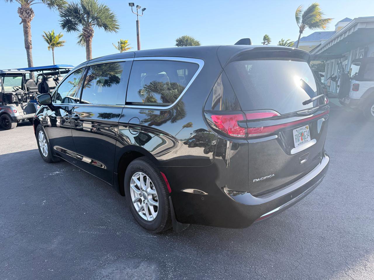 Used 2024 Chrysler Pacifica Touring-L image 3