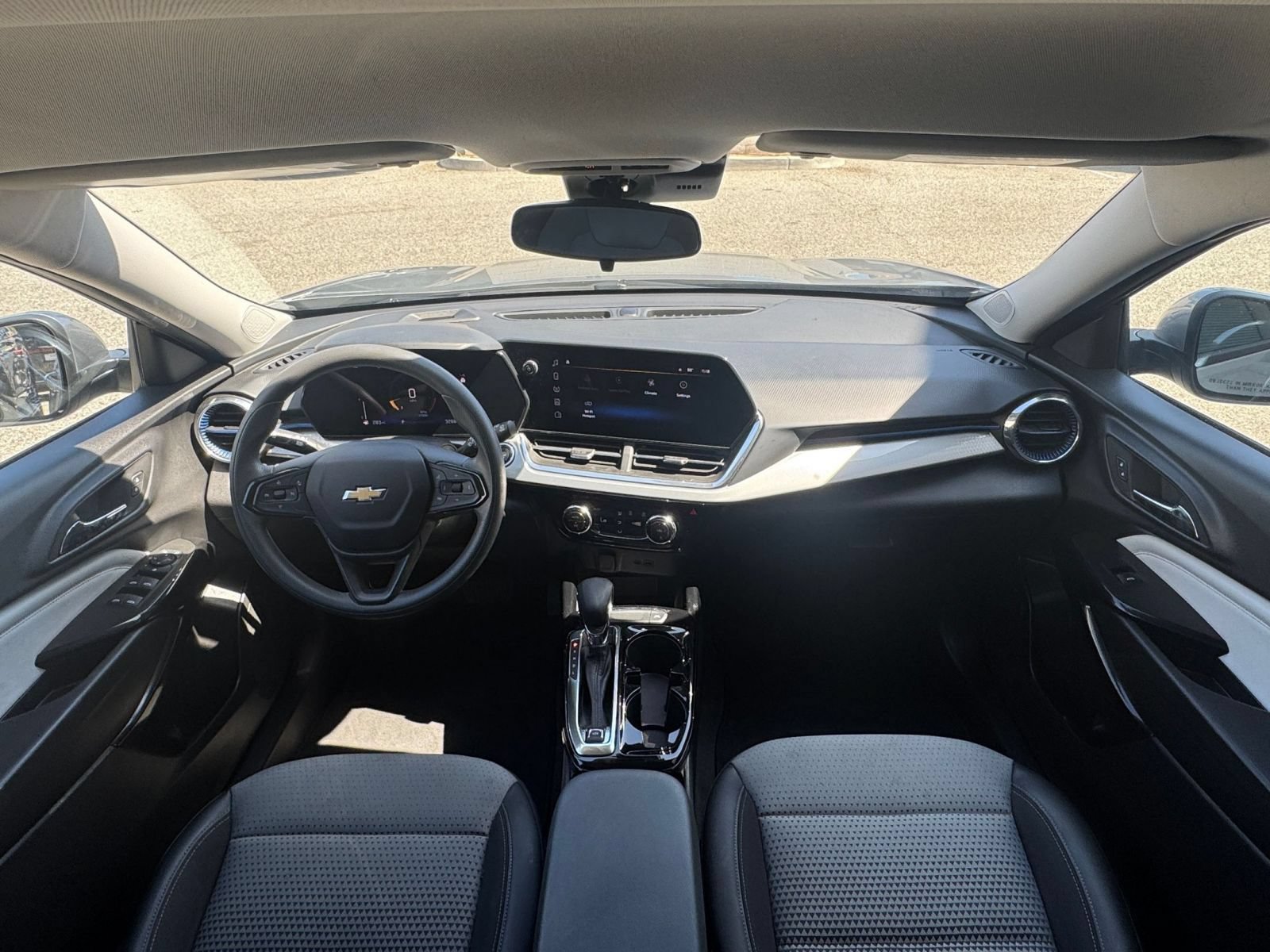 Used 2025 Chevrolet Trax LT FWD image 32