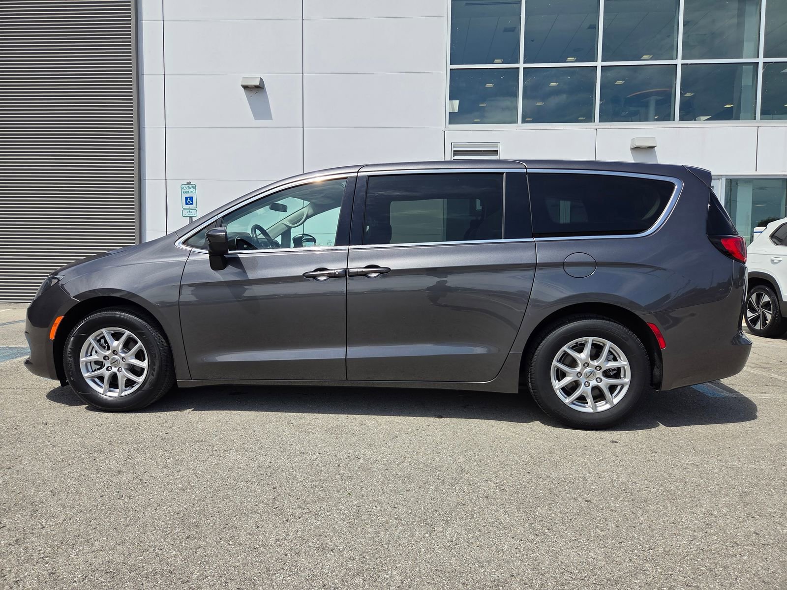 Used 2022 Chrysler Voyager LX FWD image 9