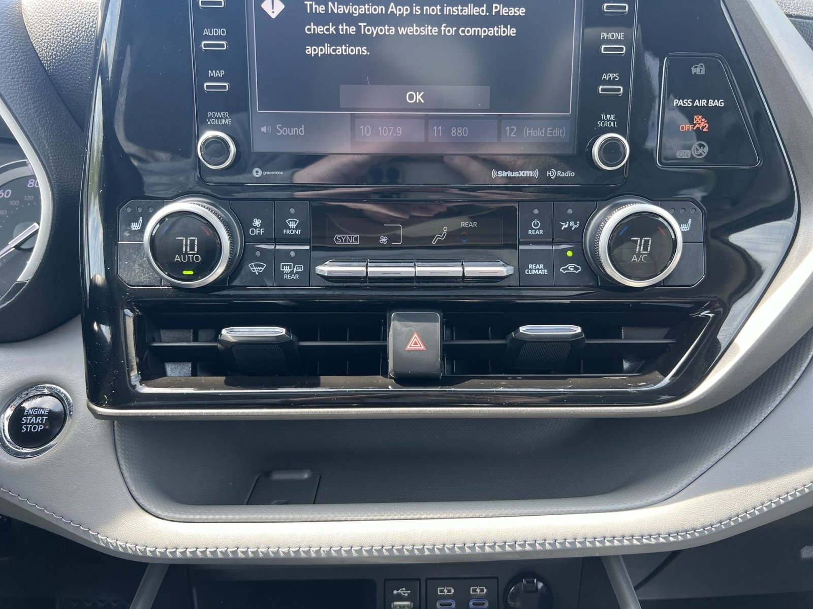 Used 2022 Toyota Highlander XLE AWD/4WD image 28