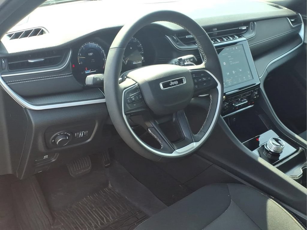 Used 2024 Jeep Grand Cherokee Laredo X w/ Luxury Tech Group I AWD/4WD image 4