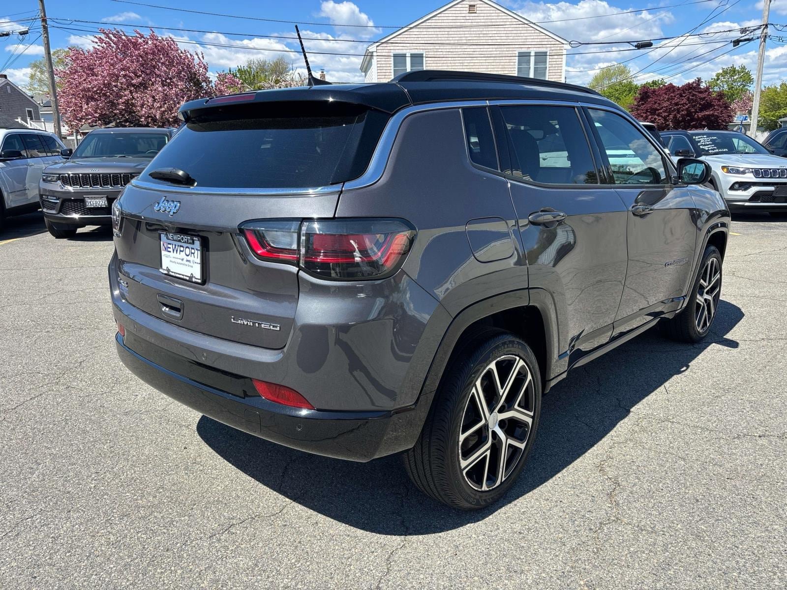 Used 2024 Jeep Compass Limited w/ Elite Group AWD/4WD image 3
