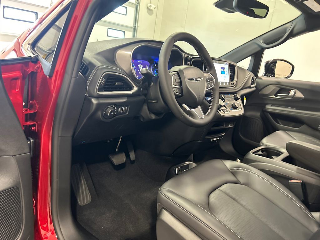 New 2026 Chrysler Pacifica Select AWD/4WD image 17