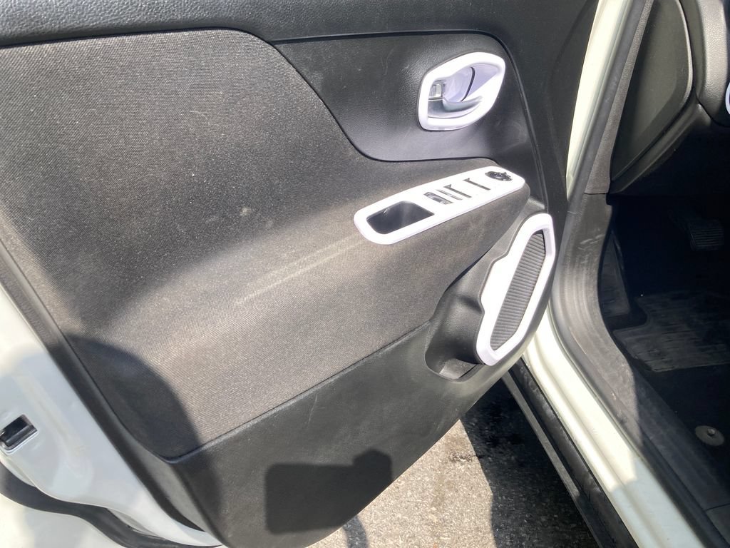 Used 2016 Jeep Renegade Latitude AWD/4WD image 13