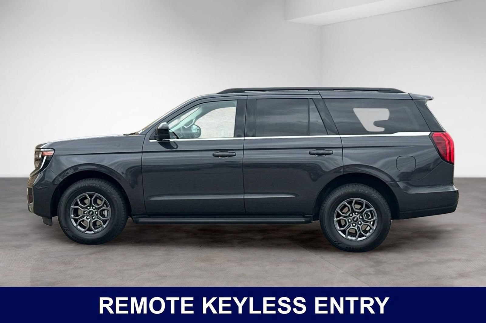 Used 2025 Ford Expedition Active AWD/4WD image 2