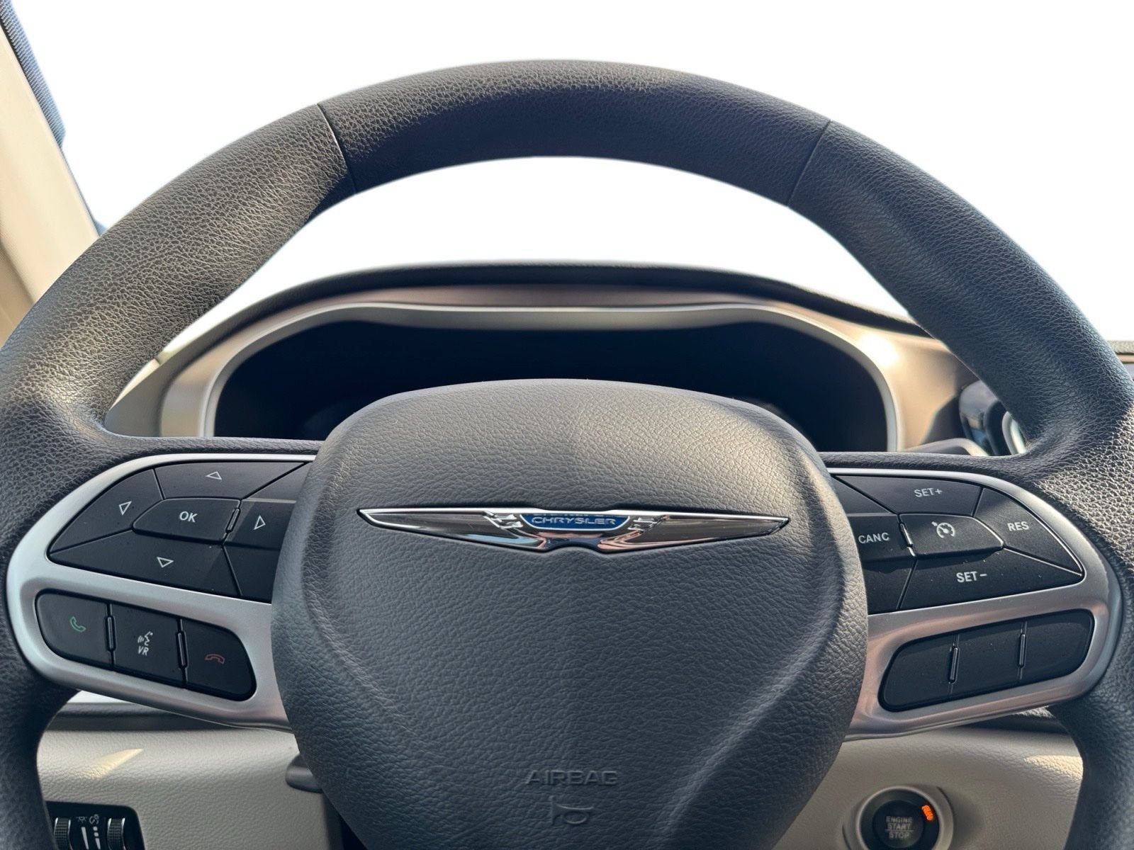 Used 2018 Chrysler Pacifica Touring w/ Tire & Wheel Group FWD image 18