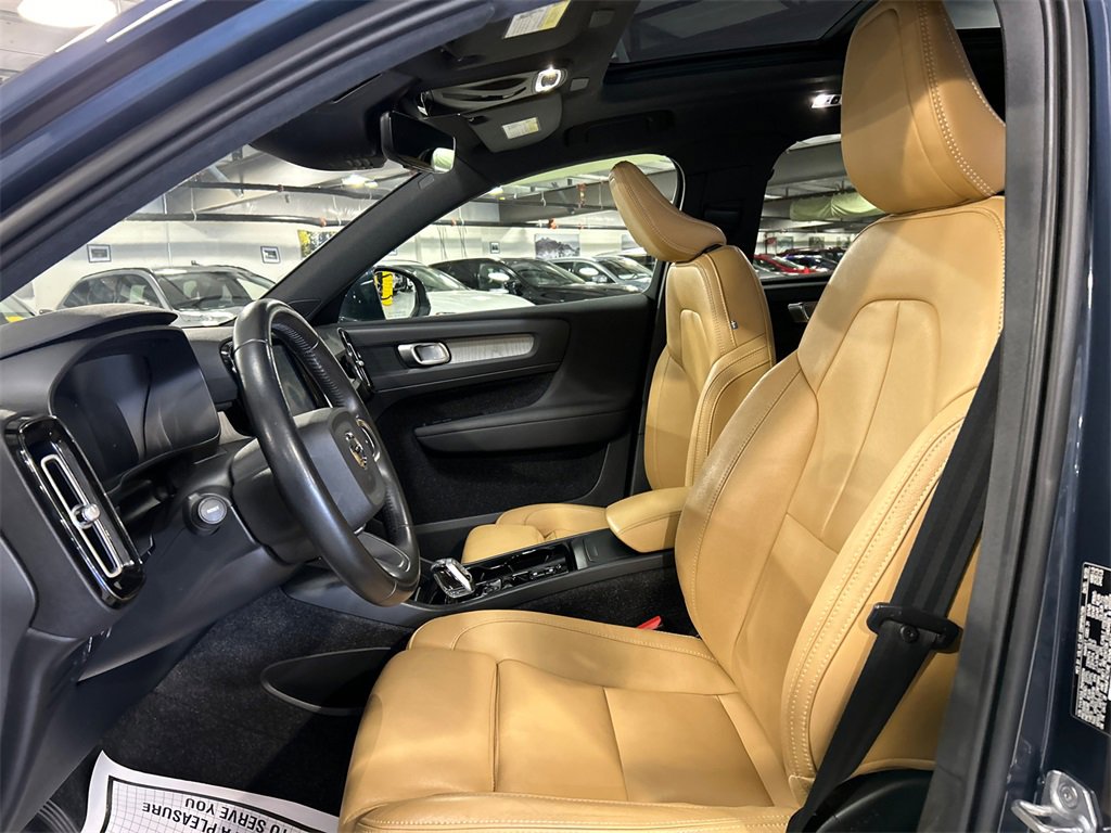 Used 2021 Volvo XC40 T5 Inscription w/ Climate Package image 10