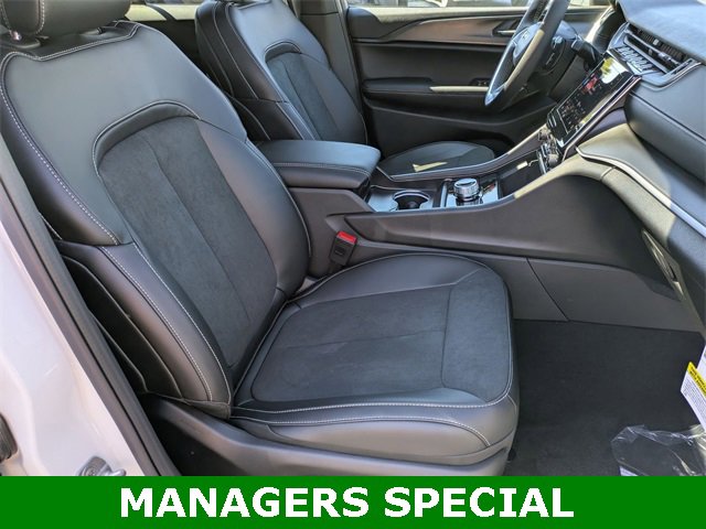 New 2025 Jeep Grand Cherokee Altitude image 28