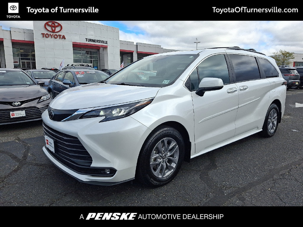 Certified 2026 Toyota Sienna XLE FWD image 1
