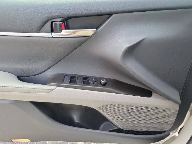 Used 2022 Toyota Camry XSE FWD image 14