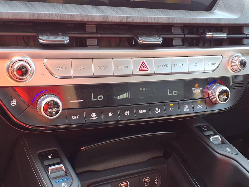 Used 2024 Kia Telluride EX w/ EX Captain's Chair Package image 11