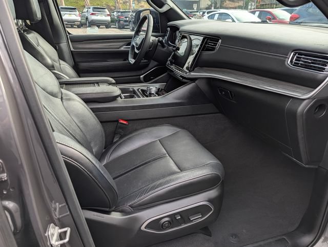 Used 2024 Jeep Wagoneer Series III AWD/4WD image 9