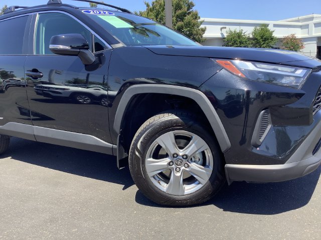 Used 2022 Toyota RAV4 XLE AWD/4WD image 3