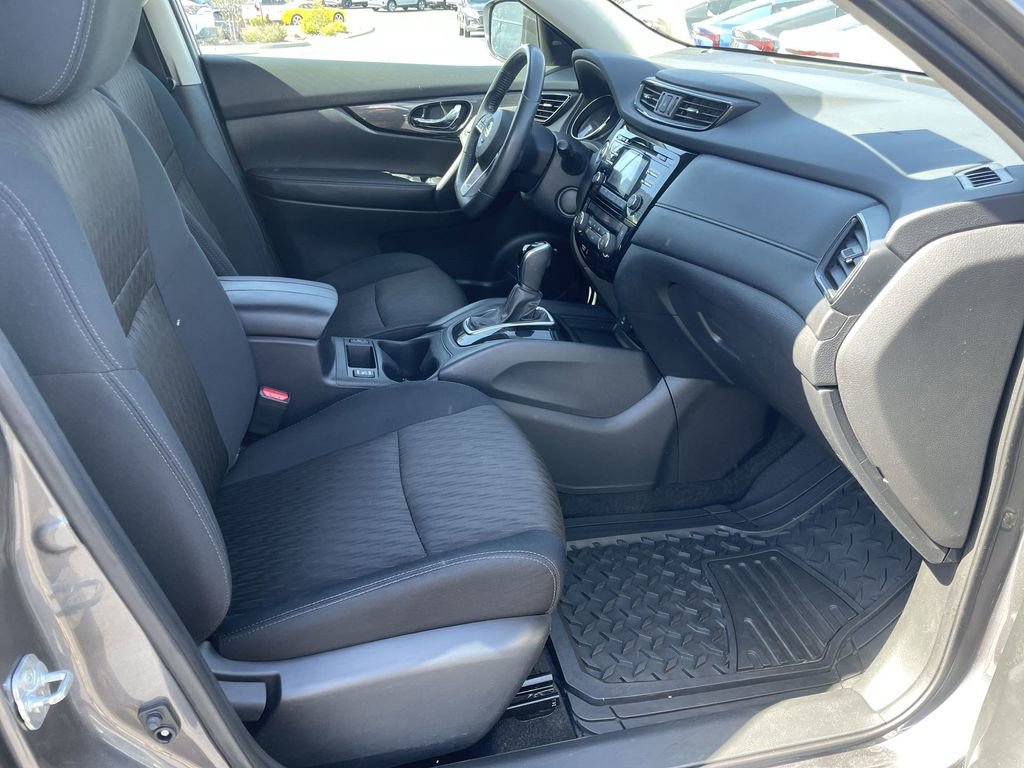 Used 2017 Nissan Rogue SV image 31