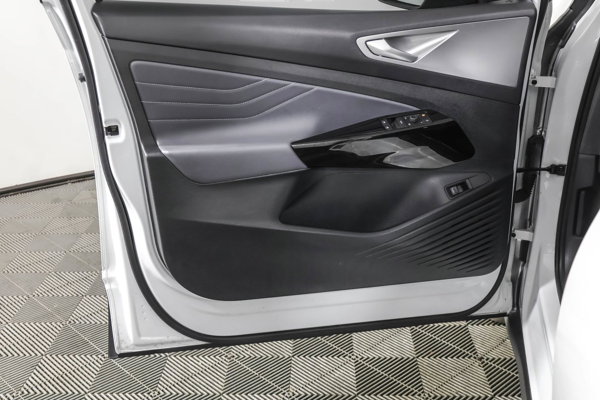 Certified 2023 Volkswagen ID.4 Pro S Plus image 34