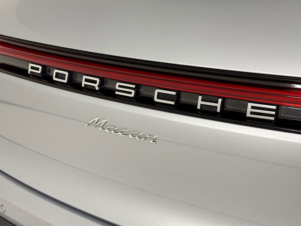 Certified 2025 Porsche Macan AWD/4WD image 35