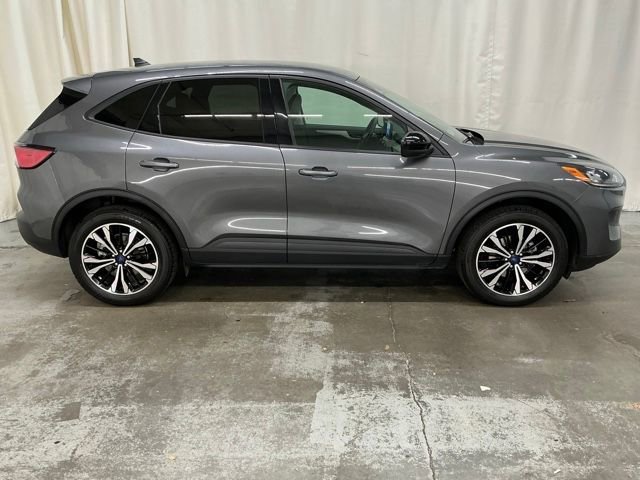 Used 2022 Ford Escape SE w/ SE Sport Appearance Package image 2