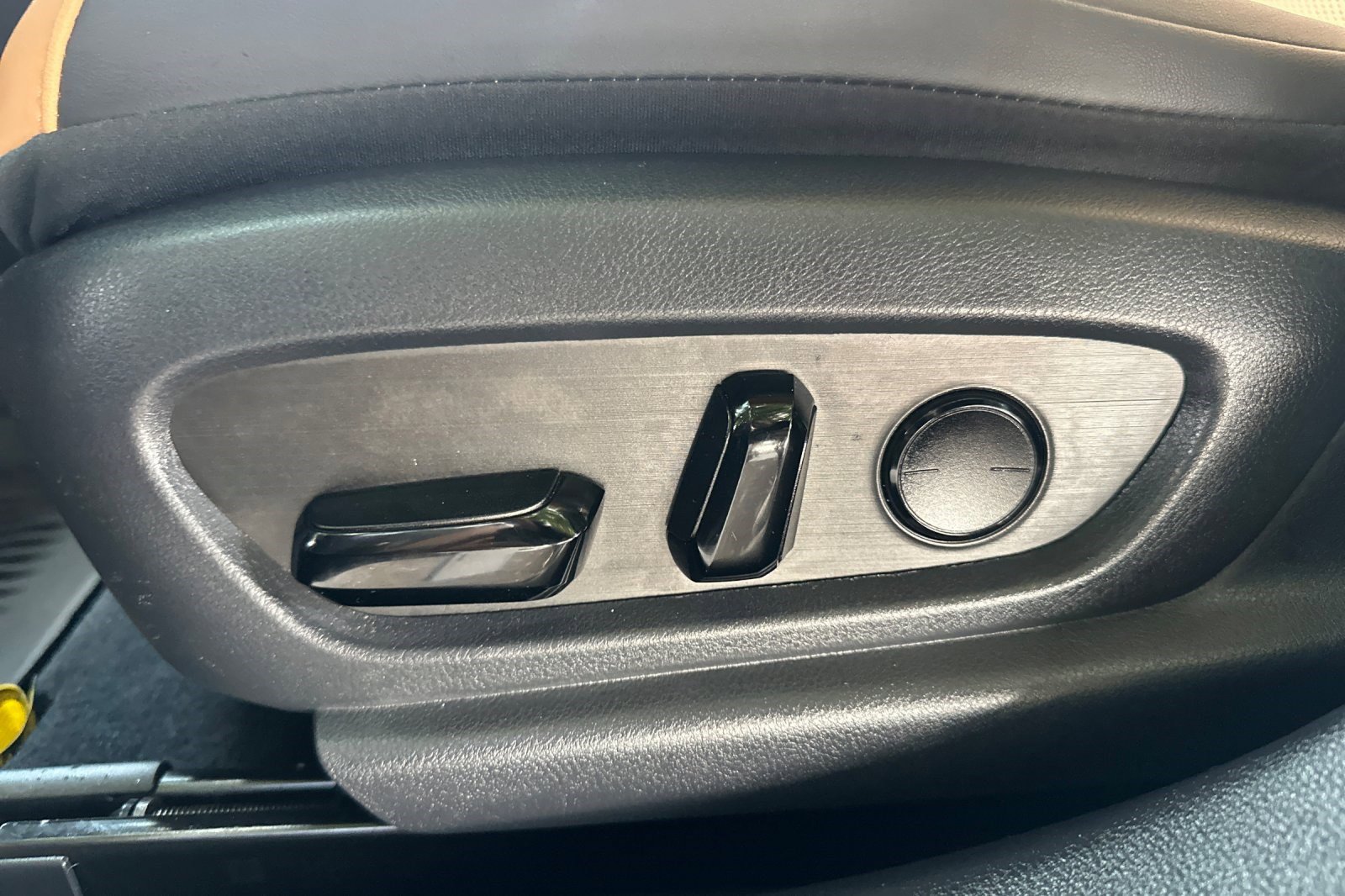 Certified 2025 Lexus ES 300h w/ Premium Package image 14