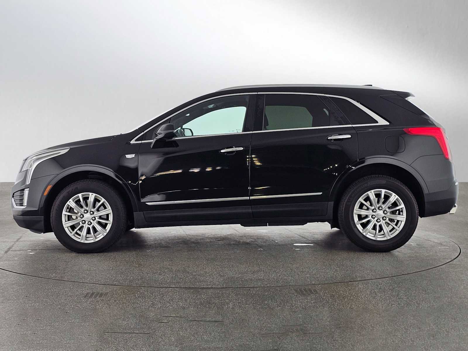 Used 2019 Cadillac XT5 FWD image 2