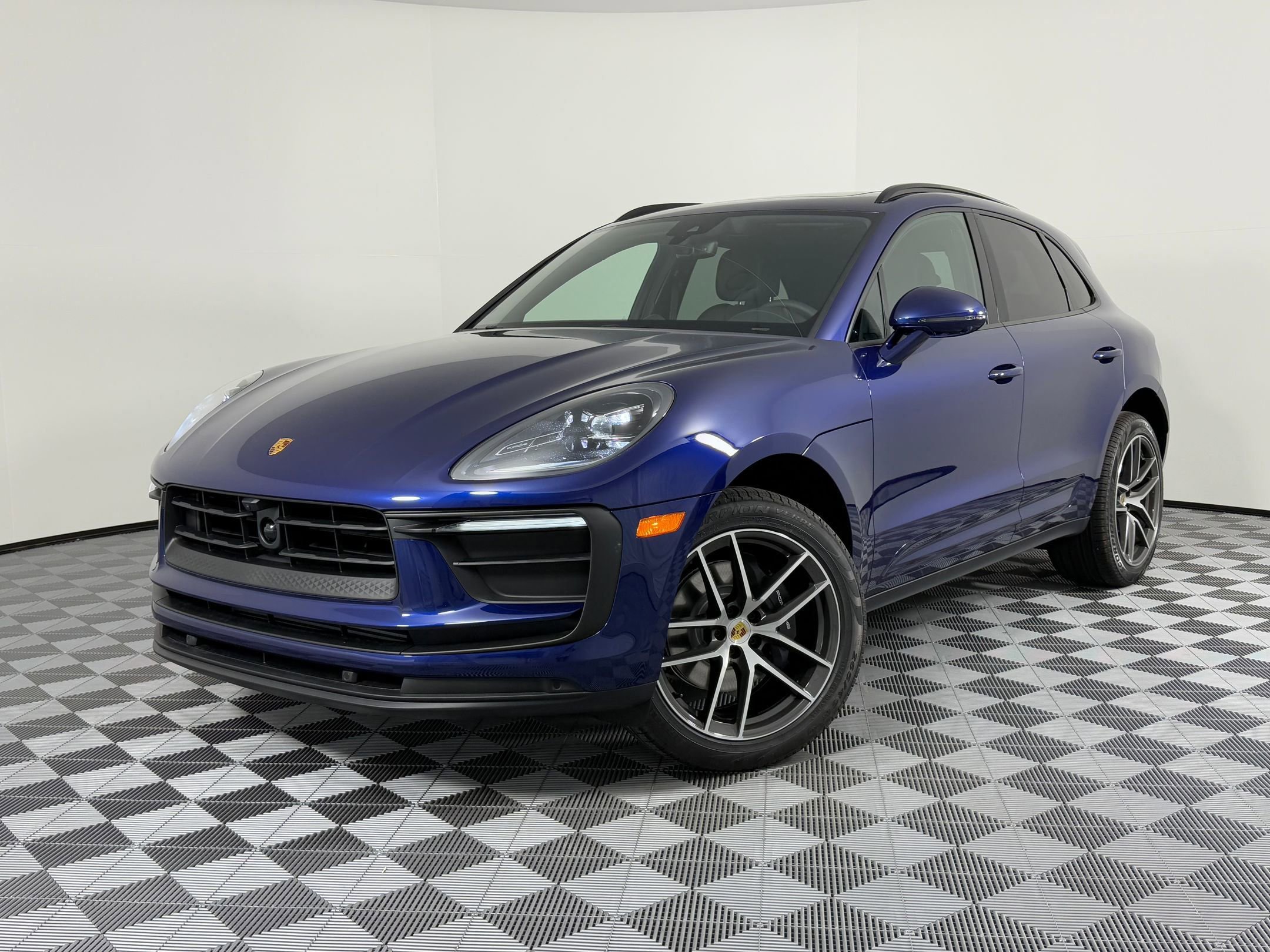 Certified 2026 Porsche Macan AWD/4WD image 1