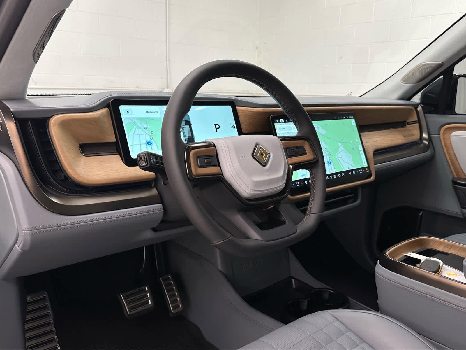 Used 2026 Rivian R1S Premium image 10