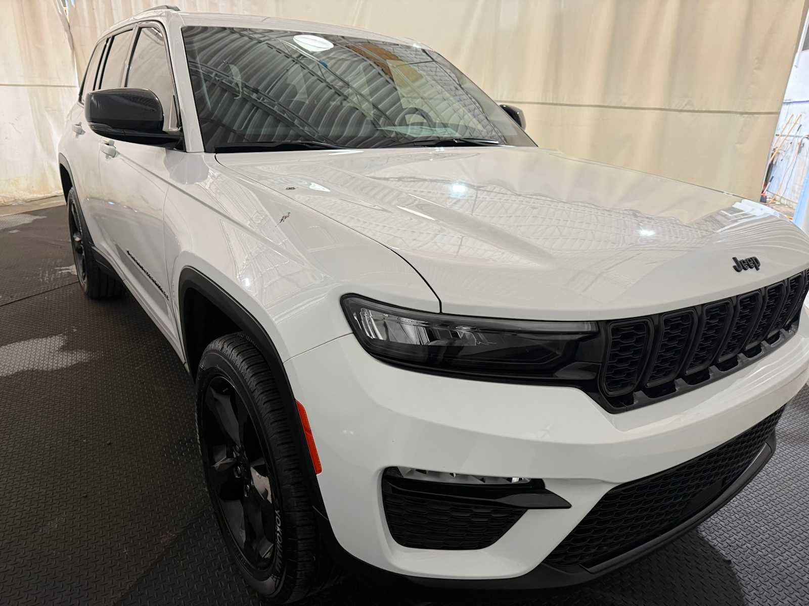 Used 2023 Jeep Grand Cherokee Limited w/ Black Appearance Package image 10