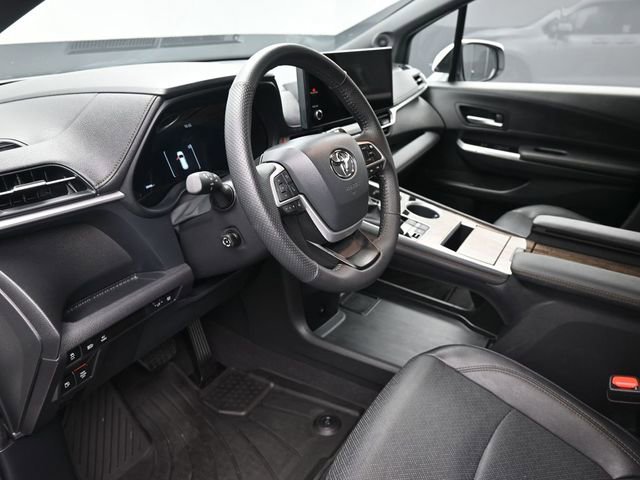 Used 2025 Toyota Sienna Limited image 19