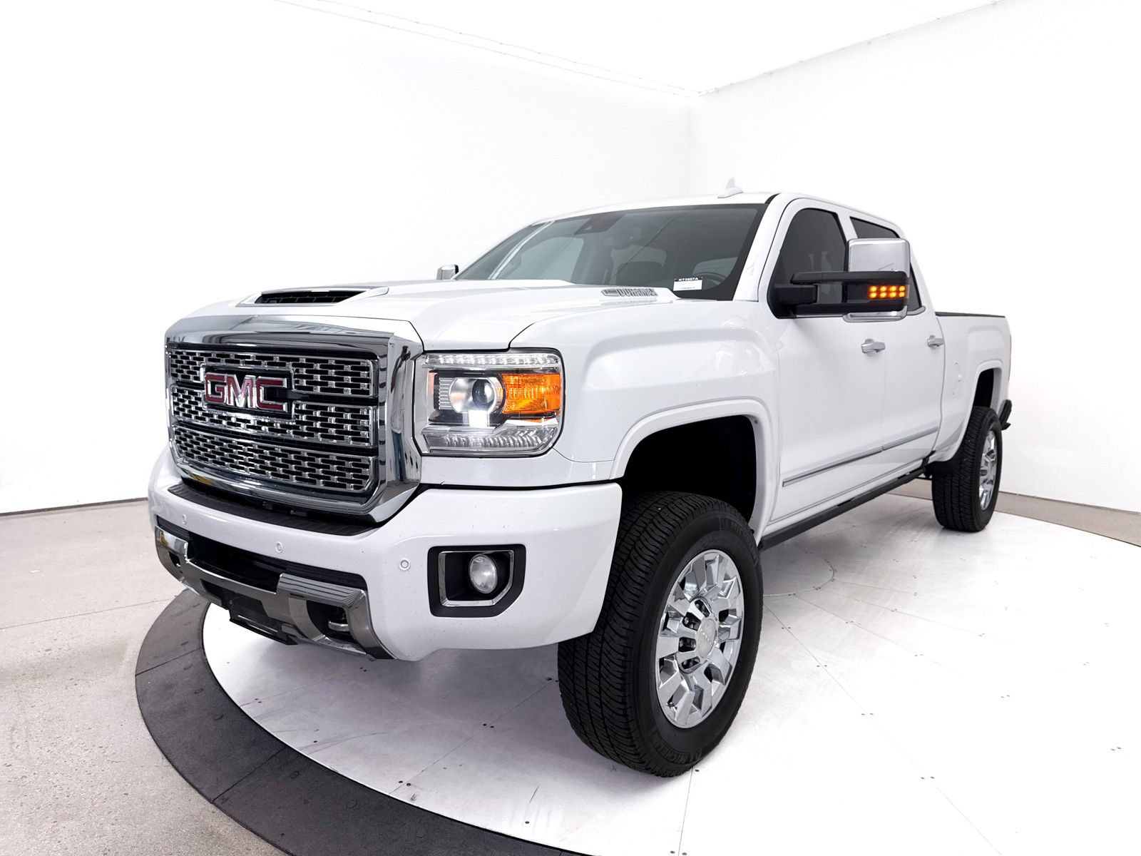 Used 2019 GMC Sierra 2500 Denali w/ Duramax Plus Package AWD/4WD image 3