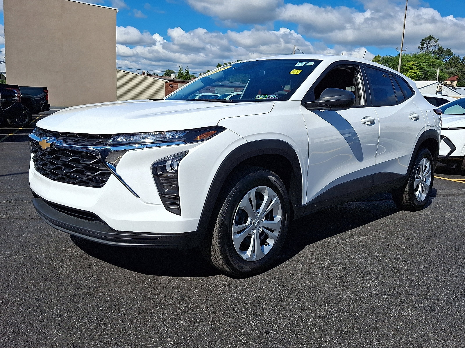 Used 2025 Chevrolet Trax LS image 1