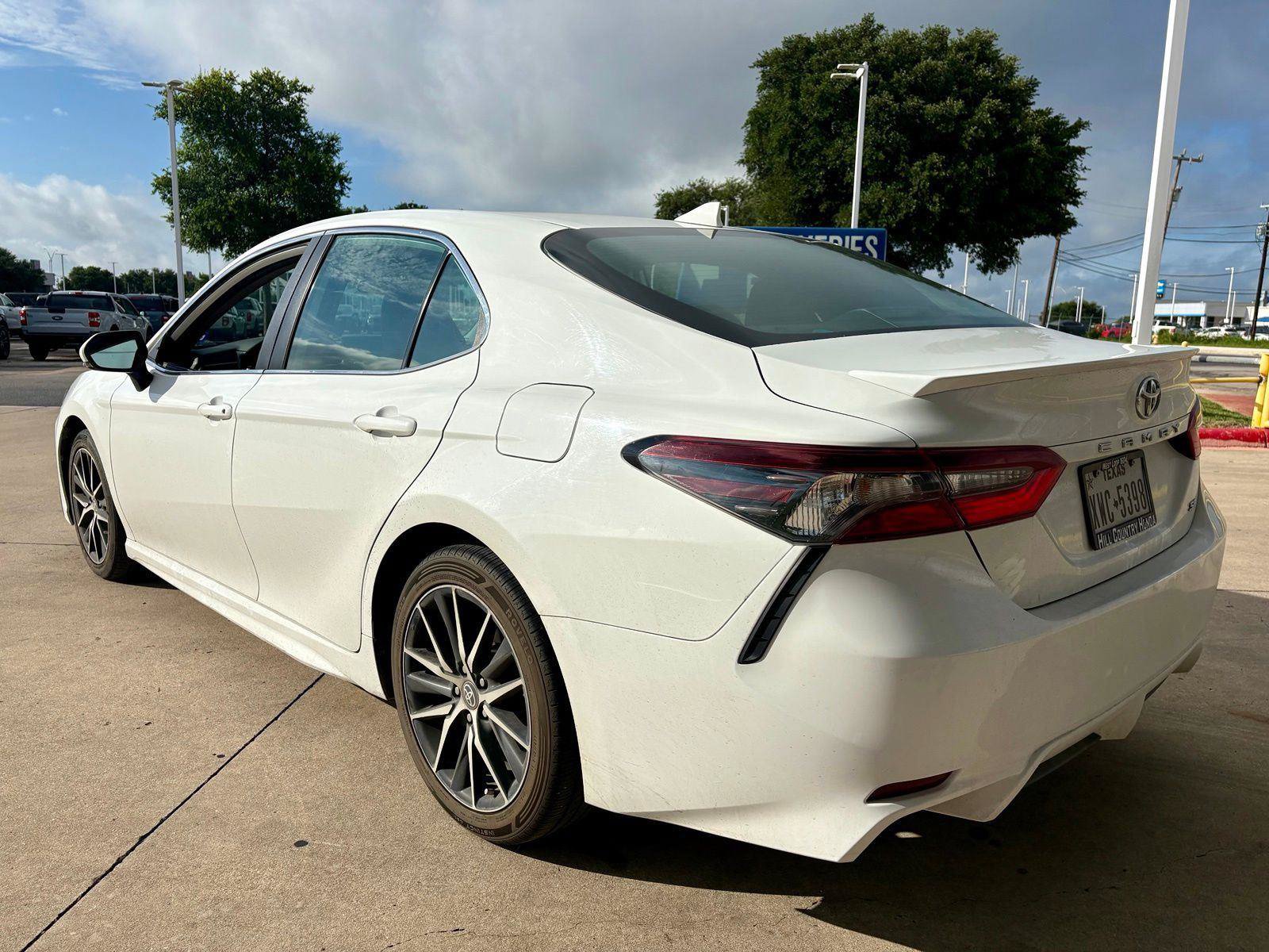 Used 2023 Toyota Camry SE FWD image 5