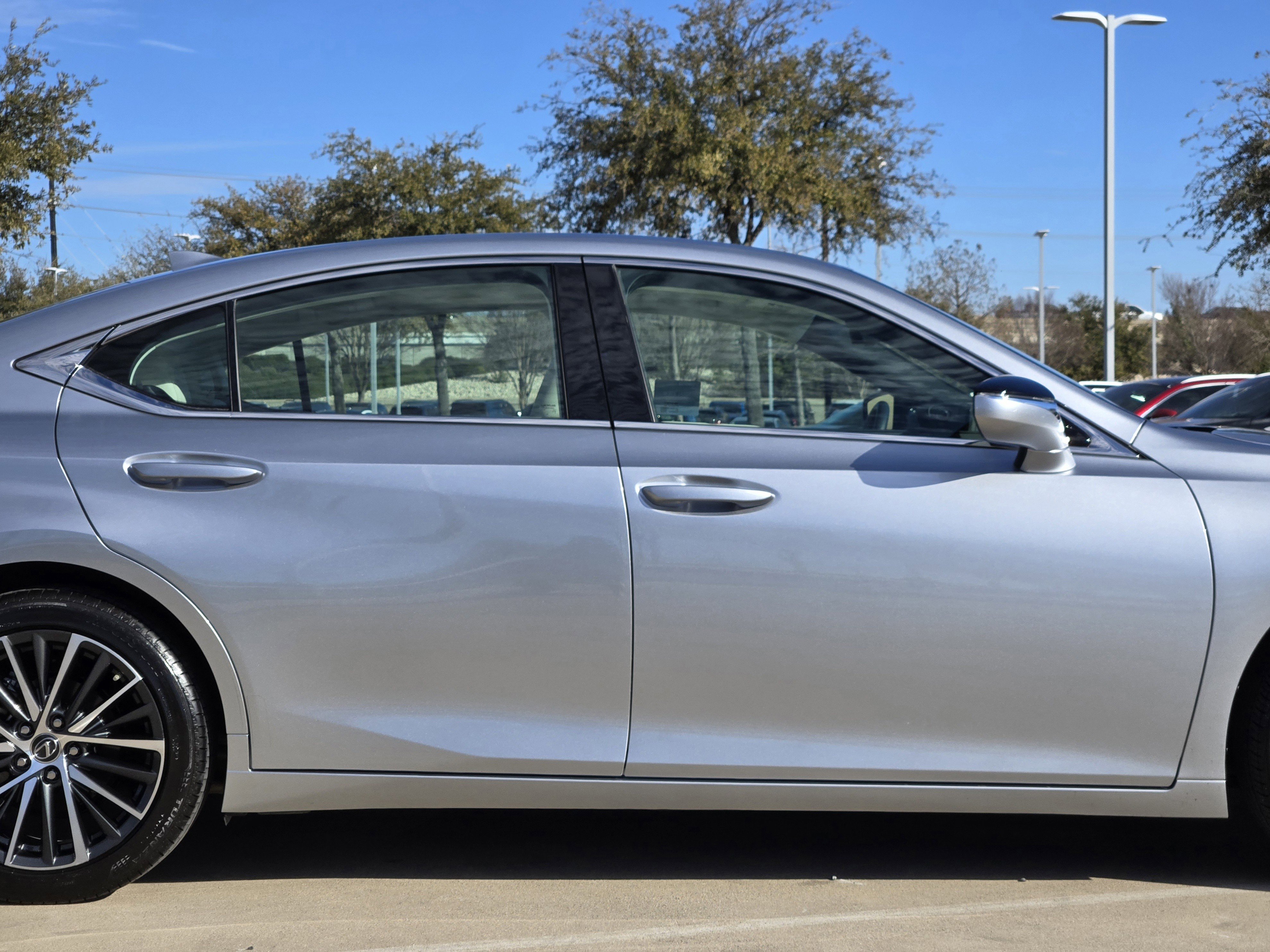 Used 2025 Lexus ES 300h w/ Premium Package image 7