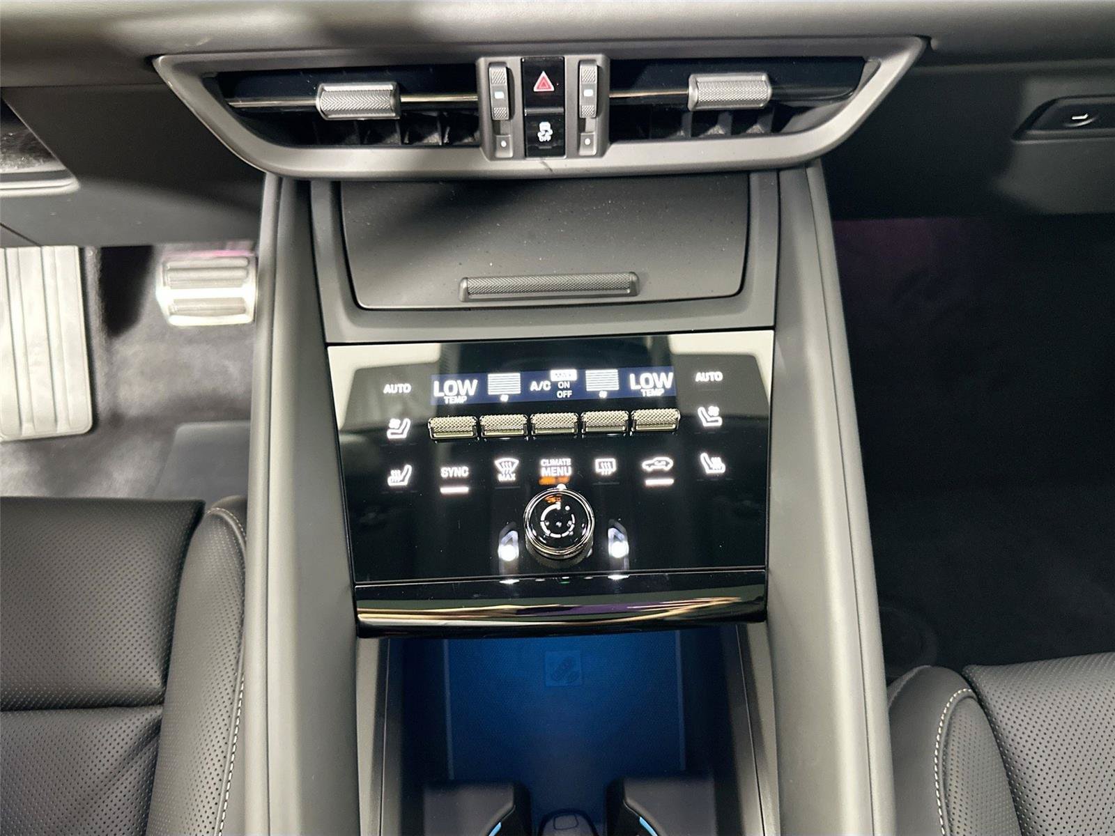 Certified 2025 Porsche Macan Turbo Electric AWD/4WD image 24