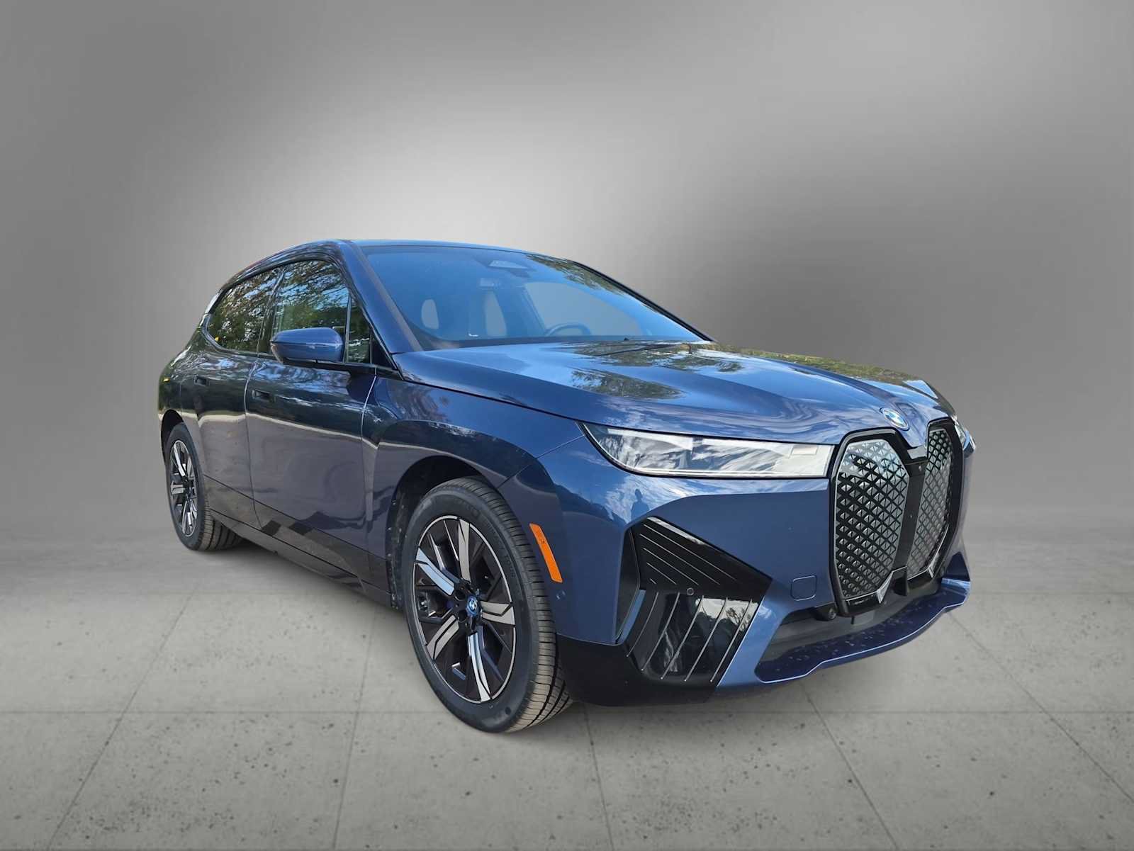 Used 2024 BMW iX xDrive50 w/ Premium Package AWD/4WD image 2