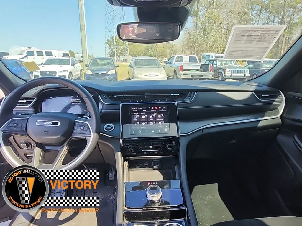 Used 2023 Jeep Grand Cherokee Altitude image 3