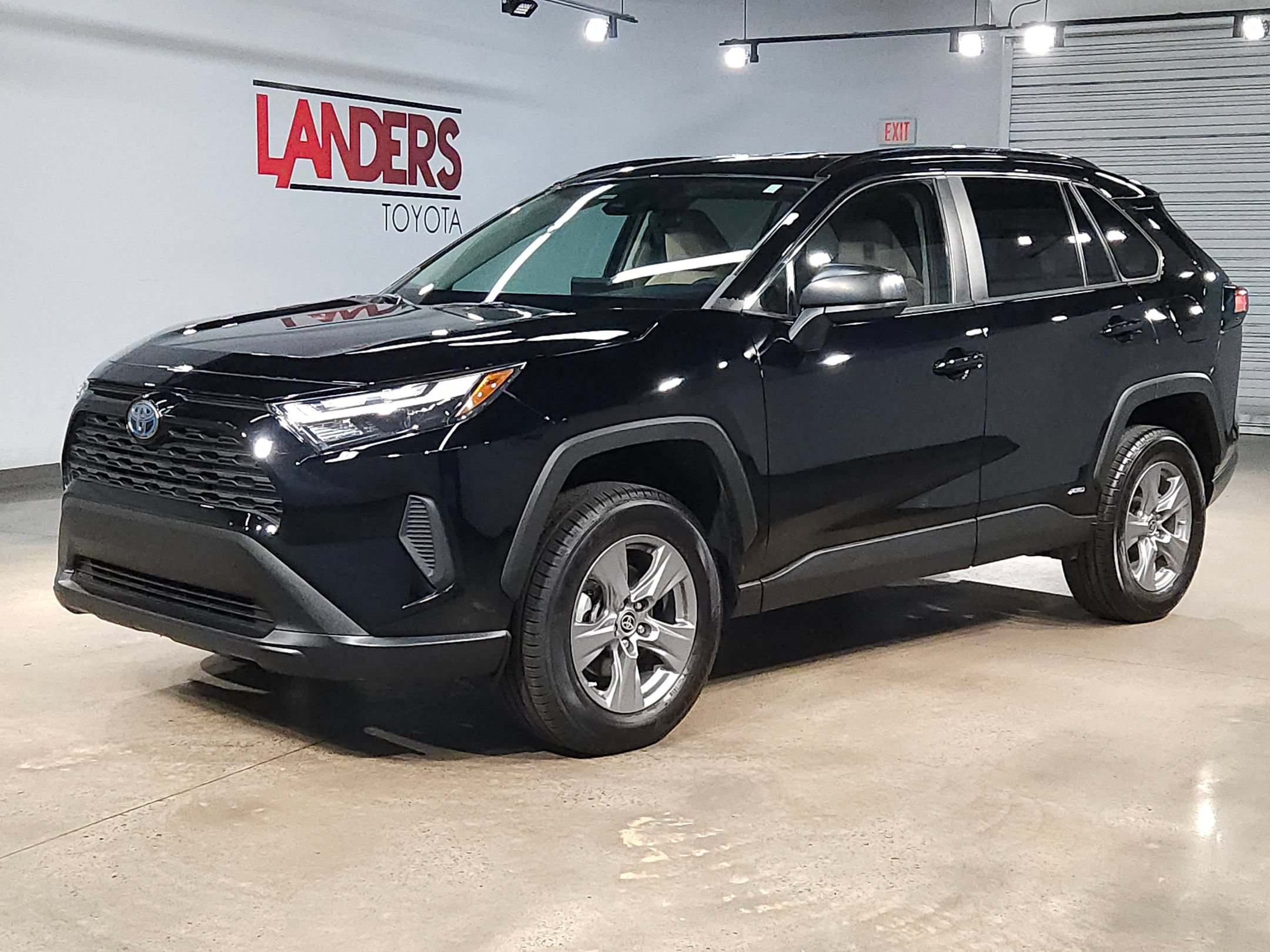 Used 2023 Toyota RAV4 LE AWD/4WD image 3