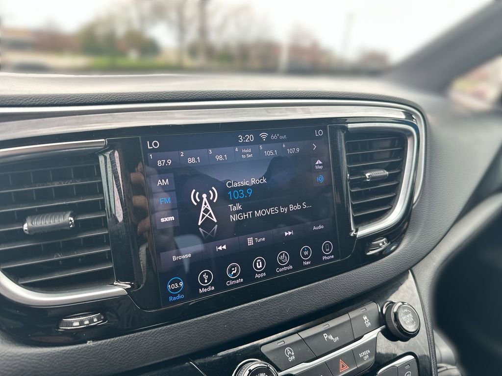 Used 2018 Chrysler Pacifica Touring-L Plus w/ S Appearance Package image 12