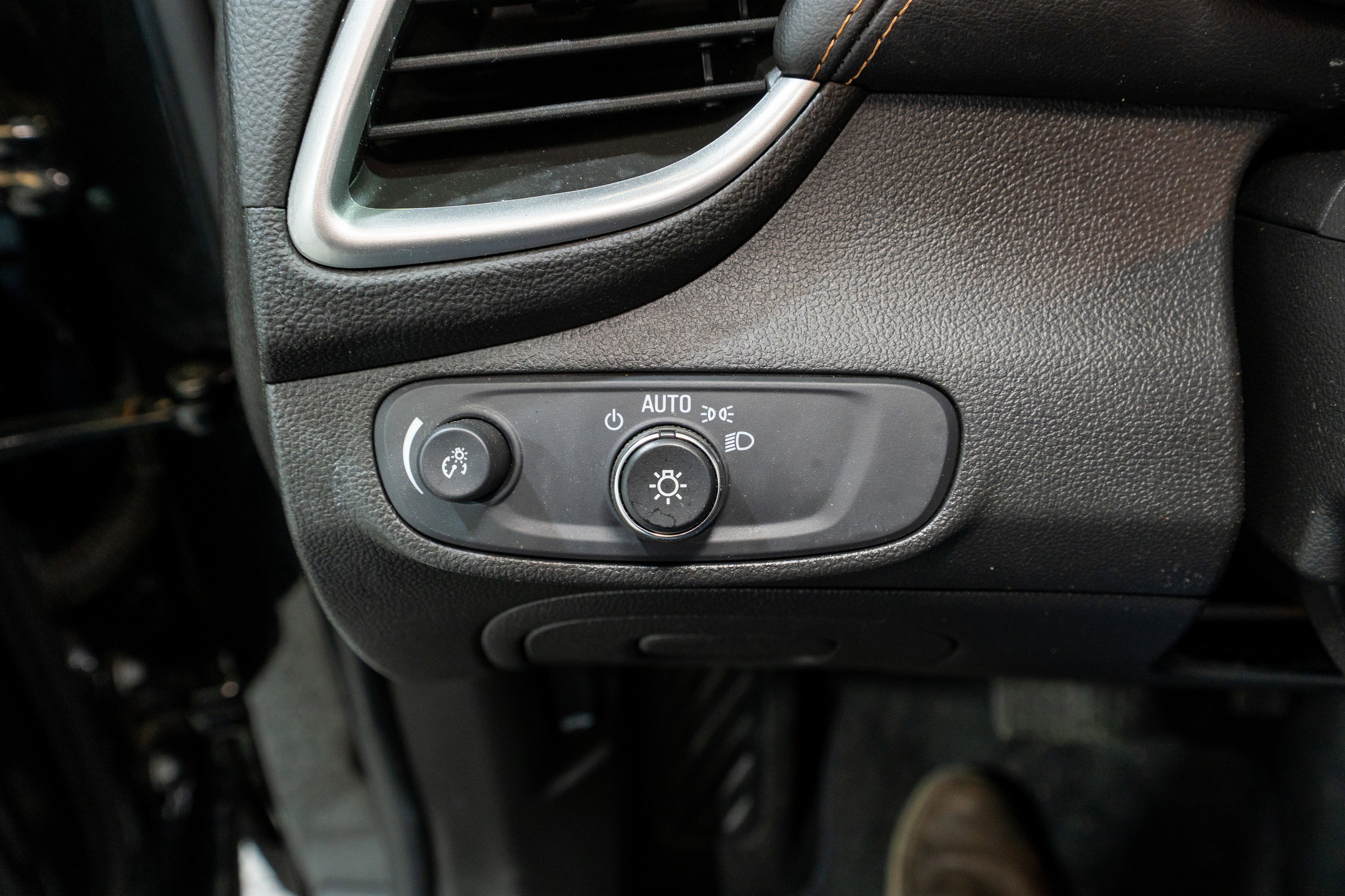 Used 2019 Chevrolet Trax LT w/ LT Convenience Package image 27