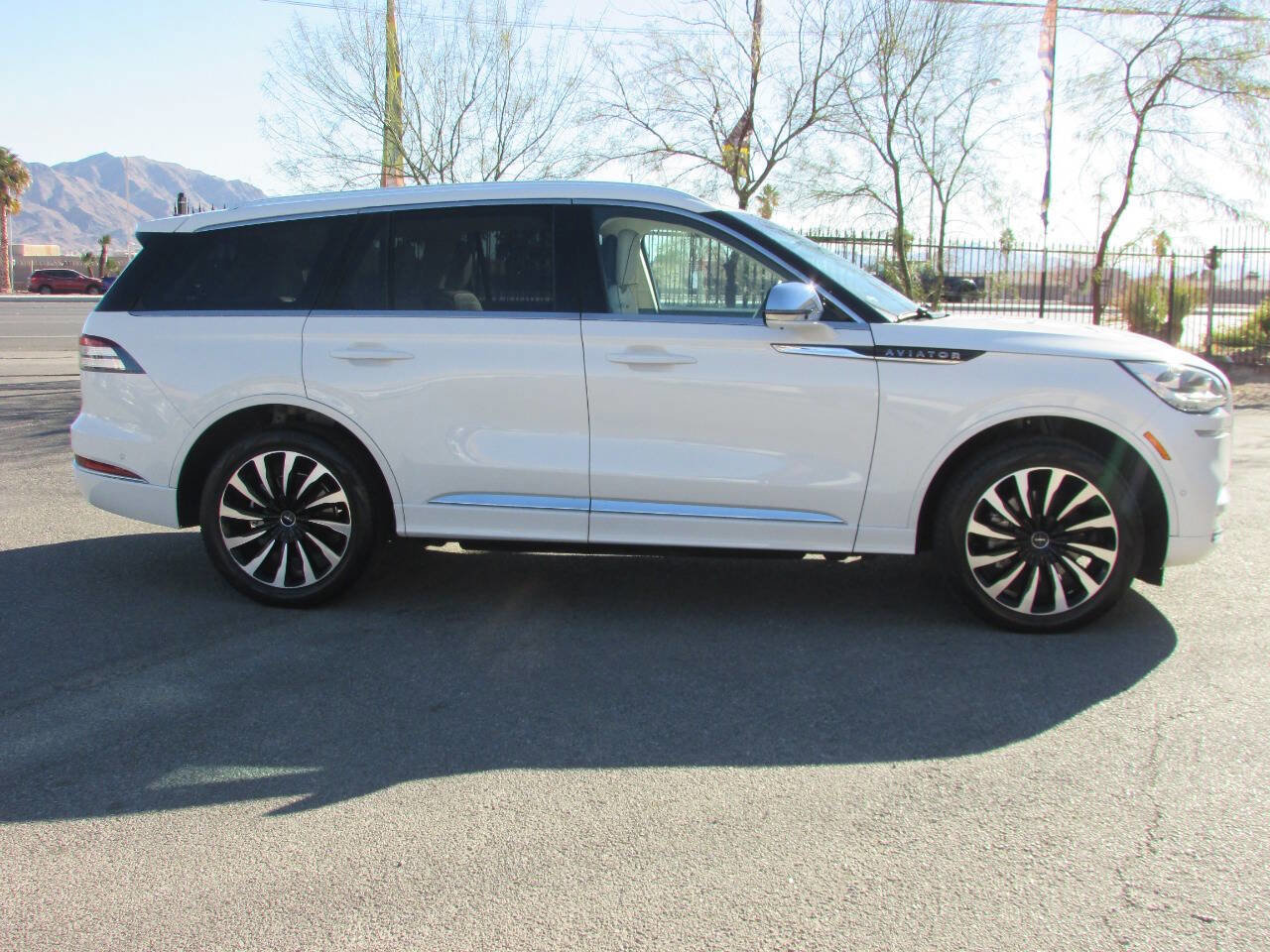 Used 2020 Lincoln Aviator Black Label Grand Touring w/ Class IV Trailer Tow Package image 3