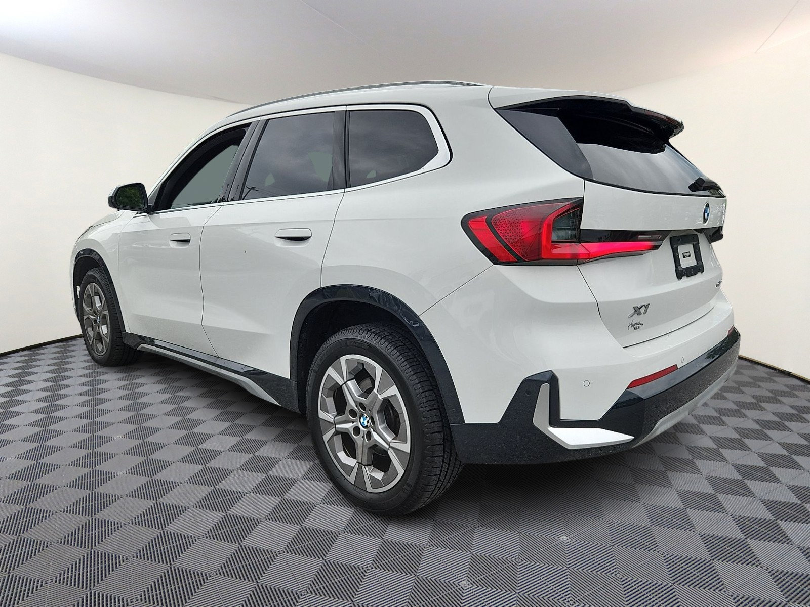 Used 2023 BMW X1 xDrive28i w/ Premium Package AWD/4WD image 4