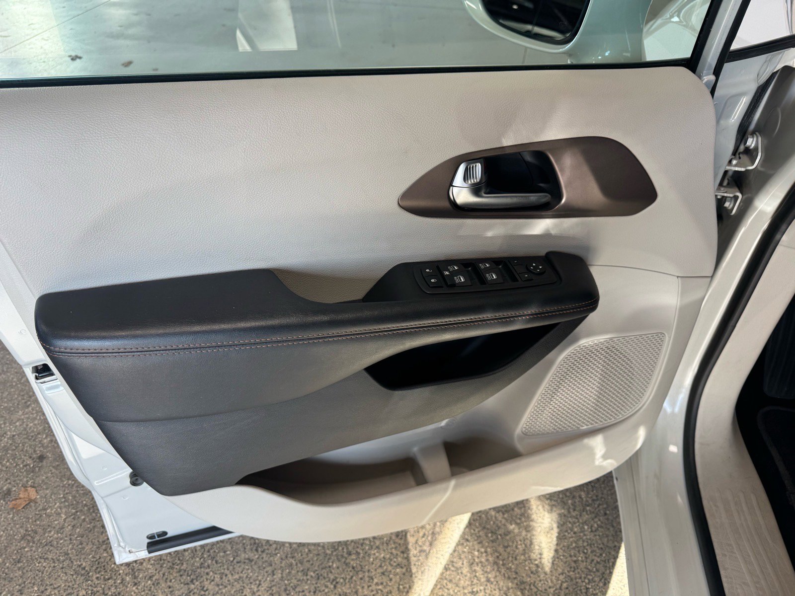 Used 2019 Chrysler Pacifica Touring-L Plus w/ Advanced Safetytec Group FWD image 16
