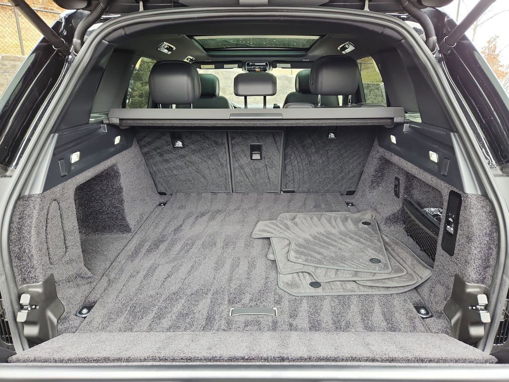 Used 2025 Land Rover Range Rover SE image 13