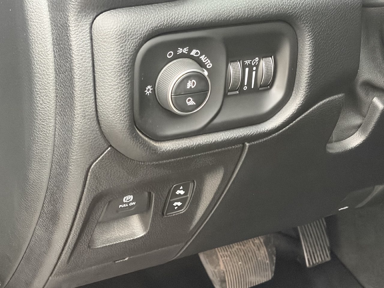Used 2020 RAM 1500 Laramie RWD image 32