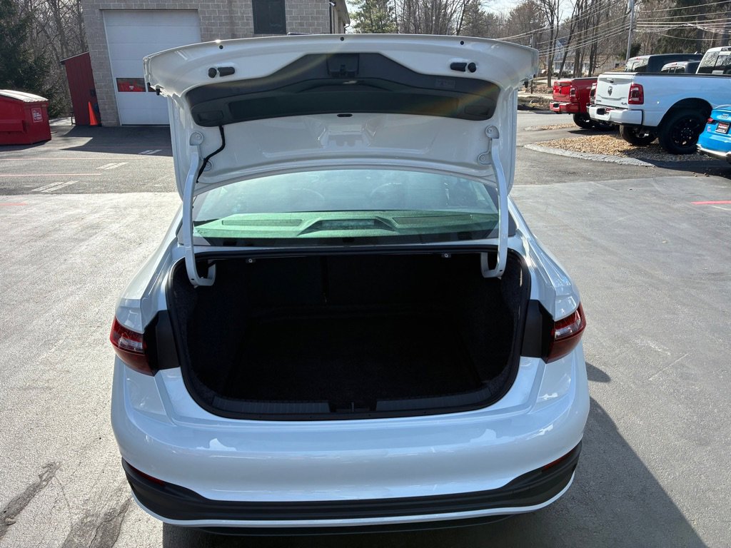 Used 2025 Volkswagen Jetta SE w/ Sunroof Package image 16