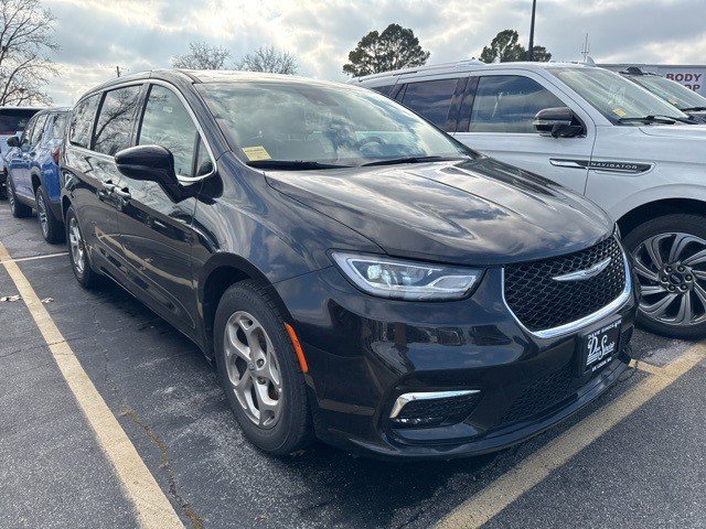 Used 2024 Chrysler Pacifica Limited image 3