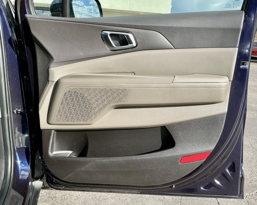 Used 2025 Kia Carnival EX image 22