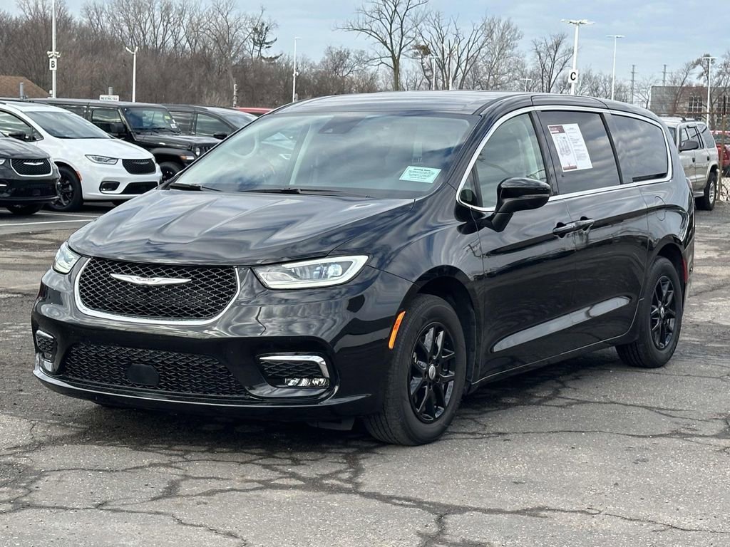 Used 2023 Chrysler Pacifica Touring-L image 7