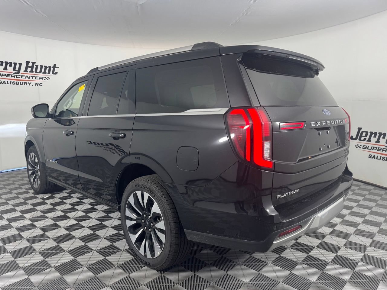 Used 2025 Ford Expedition Platinum w/ Driver's Package AWD/4WD image 9